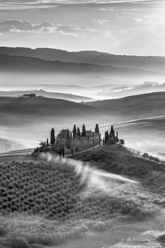 Toskana Landschaft mit Bauernhof und Morgennebel in schwarz weiß von Manfred Voss, Schwarz-weiss Fotografie