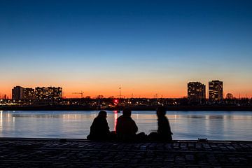 Silhouetten genieten van de zonsondergang aan de Scheldekaaien in Antwerpen. van Daan Duvillier | Dsquared Photography