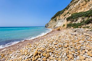Griechische Landschaft an der Küste mit Felsen Meer und Berge
