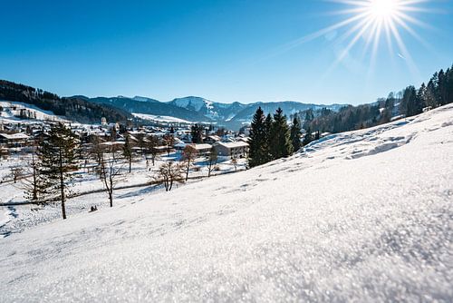 Zonnig uitzicht over Oberstaufen op een mooie winterdag