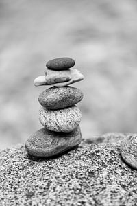 Gestapelte Steine an der Küste von Dänemark | Schwarz-Weiß-Foto von Karijn | Fine art Natuur en Reis Fotografie