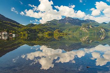 Reflet d'une montagne dans un lac du sud de l'Allemagne