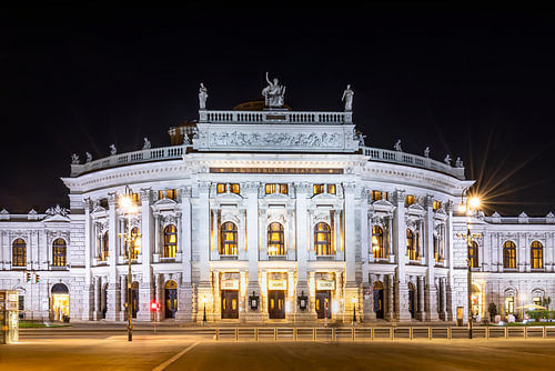 Het Weense Burgtheater in een schitterende lichtshow