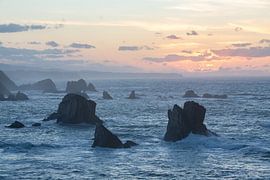 Coucher de soleil sur une côte rocheuse accidentée