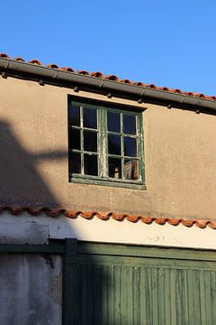 Frans huis met blauwe lucht van phototinke