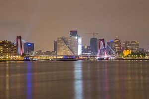 Willemsbrug en Willemswerf in de avond