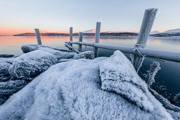 Zonsopkomst in een winters fjord - Tromsø, Noorwegen van Martijn Smeets
