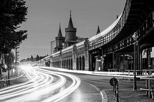 Berlin Oberbaumbrücke bei Nacht mit viel Betrieb