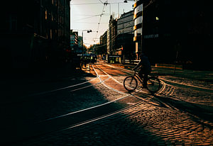 Straßenbahnschienen bei Sonnenuntergang in Helsinki