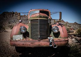 Oldtimer dans le désert sur Inge van den Brande