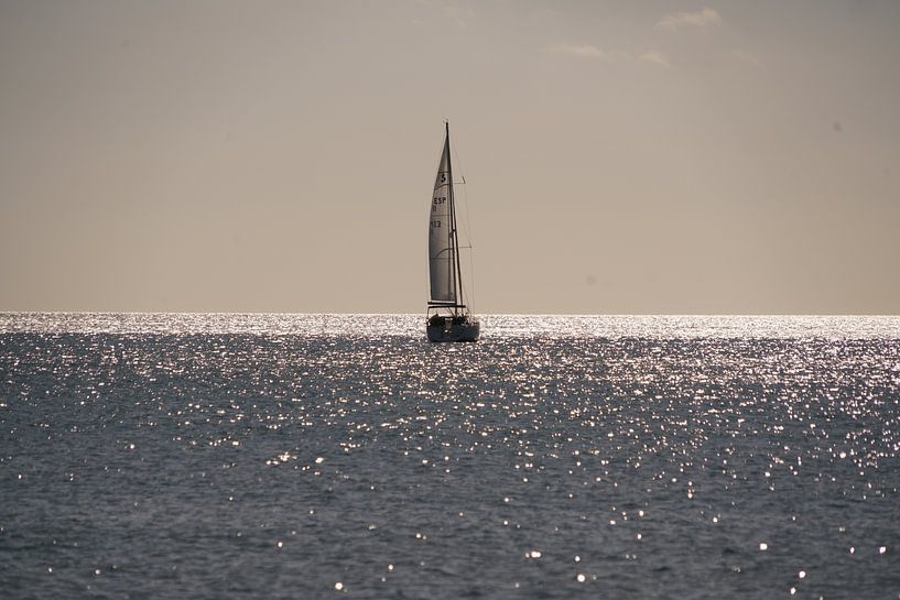 Le voilier quitte le port de Sotogrande par Jan Nuboer
