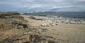 Kilkee Beach is een stenen strand in het dorp Kilkee.
