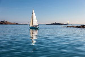 Segelboot vor Roscoff, Bretagne