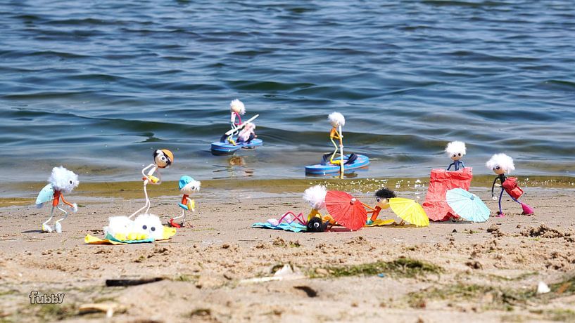 Sommer am Strand mit den Fubby's, die einen Strandtag genießen. von Sailographic Paula