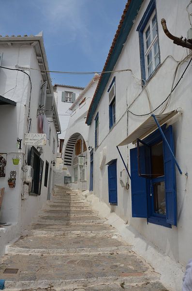 Rue étroite en Grèce. par Floor Fotografie