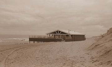 Pavillon de plage le Strandloper en Zélande en sépia sur Jose Lok