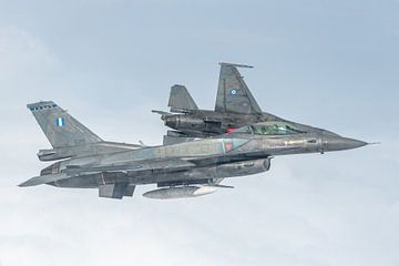 Twee General Dynamics F-16's van de Griekse Luchtmacht air to air gefotografeerd in het Belgische lu van Jaap van den Berg
