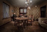 Wohnzimmer in einem verlassenen Haus von Inge van den Brande Miniaturansicht