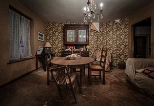 Wohnzimmer in einem verlassenen Haus