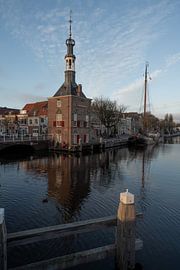 Fischer und ein Segelboot neben dem Akziseturm von Manuuu