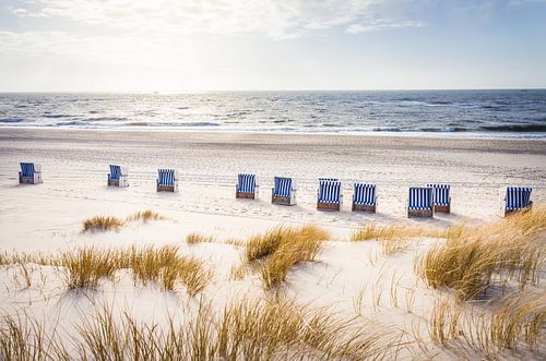 Strandstoelen op het weststrand van Kampen, Sylt van Christian Müringer