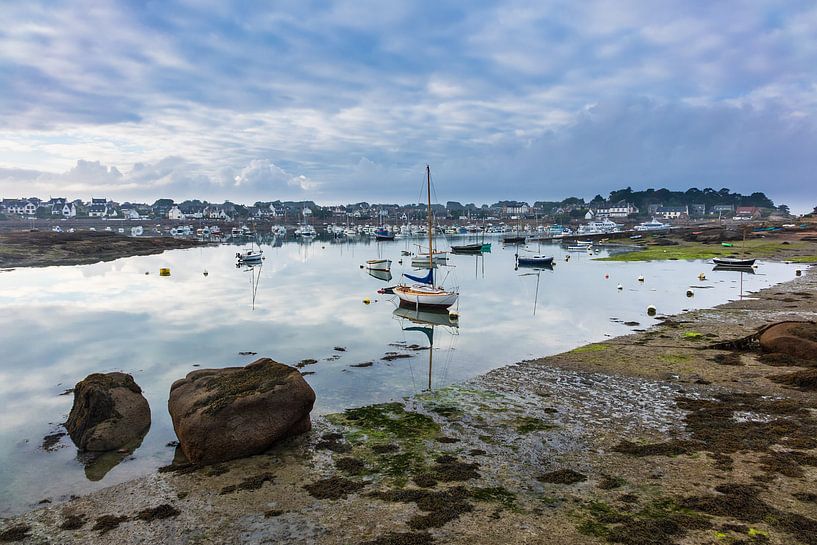 Atlantic Ocean coast in Brittany, France van Rico Ködder