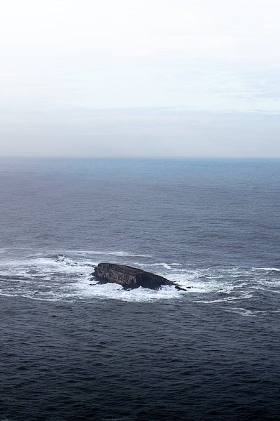 Le rocher dans l'océan par Rauwworks