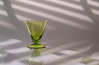 Modern stilleven met groen glas