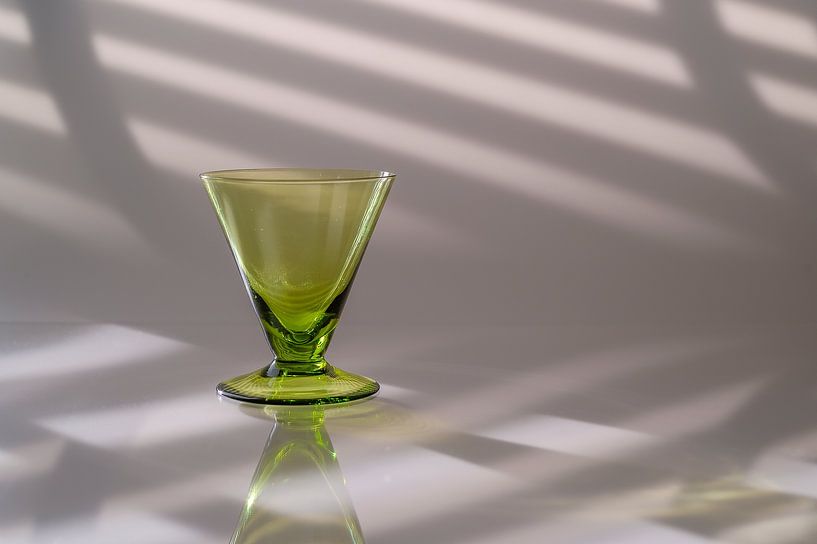 Modern stilleven met groen glas van Angeline van de Kerkhof