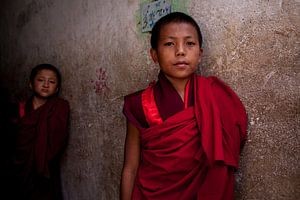Bhutaanse jonge monnik in het klooster bij Timphu Bhutan. One2expose Wout Kok van Wout Kok