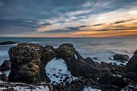 Gatklettur aan de kust bij Arnarstapi in IJsland van Gerry van Roosmalen thumbnail