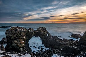 Gatklettur aan de kust bij Arnarstapi in IJsland sur Gerry van Roosmalen