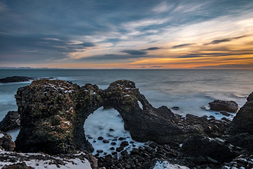 Gatklettur aan de kust bij Arnarstapi in IJsland von Gerry van Roosmalen