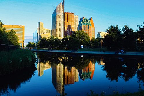 Reflectie van de skyline van Den Haag aan de Koekamp