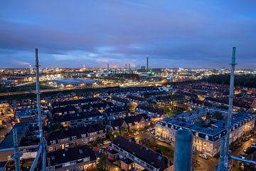 Stadsgezicht Utrecht blauwe uur ochtendschemer uitzicht watertoren Amsterdamsestraatweg van Russcher Tekst & Beeld