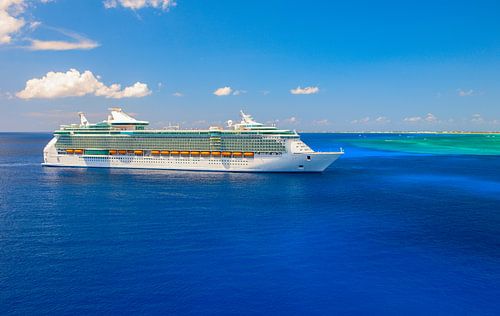 Reusachtig luxe cruiseschip wordt aanbesteed naast Grand Cayman eiland