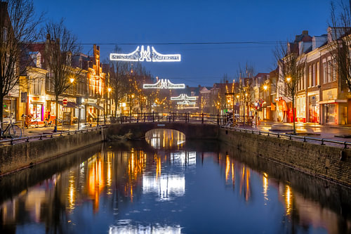 Festliche Beleuchtung über dem Kanal von Sneek