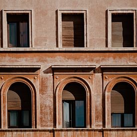 Early 20th century roman facade by Isis Sturtewagen