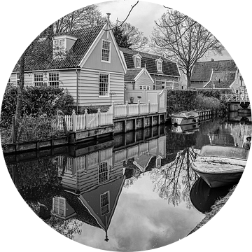 Huis en boot in Broek in Waterland (zwart-wit) van Jeroen de Jongh