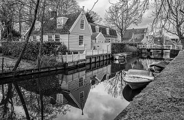 Haus und Boot in Broek in Waterland (schwarz-weiß)