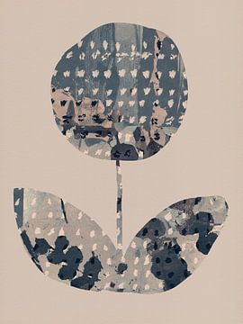 Grote bloem in taupe, grijs, wit. Wabi- sabi botanische collage. van Dina Dankers