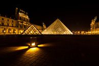 Museum Louvre bij avond - Parijs - 1 van Damien Franscoise thumbnail