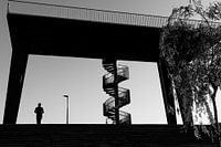 Photographie de rue : silhouette d'un coureur près d'un pont