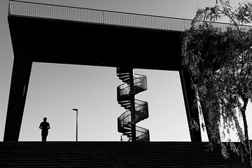 Straatfotografie : silhouet van loper nabij brug van Lieven Tomme