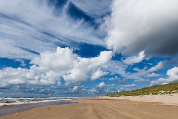 wolkenlucht aan strand bij Castricum van Martin Stevens