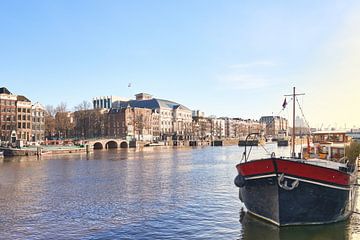 Amsterdams uitzicht over de Amstel met Carré en het Amstel Hotel van Robert Vierdag