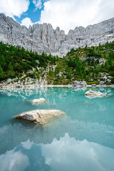 schroffe Felswand am Lago del Sorapiss mit seinem Türkisen Wasser von Leo Schindzielorz