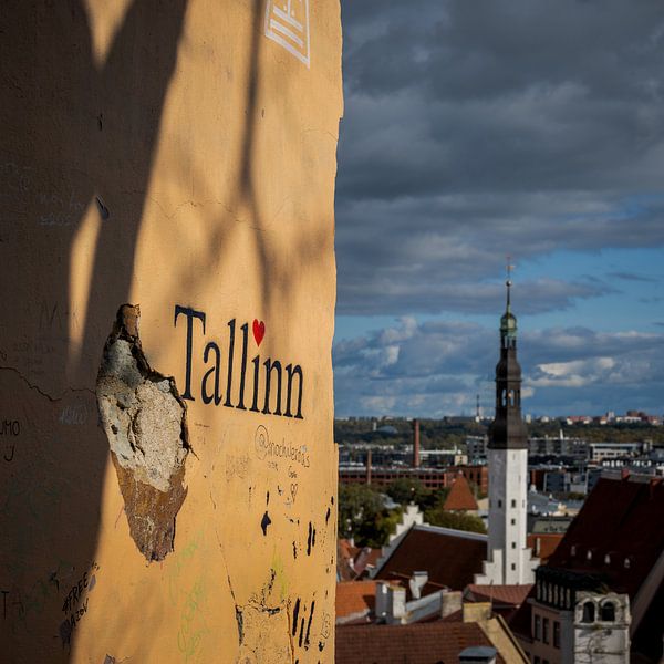 Instagram Fotospot mit Schriftzug "Tallinn" an Wand von Robert Ruidl
