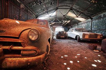 Urbex auto's in een verlaten schuur van Dyon Koning