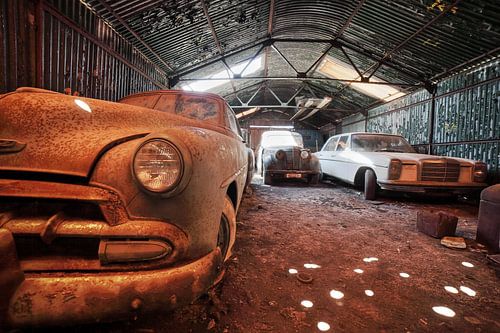 Urbex auto's in een verlaten schuur